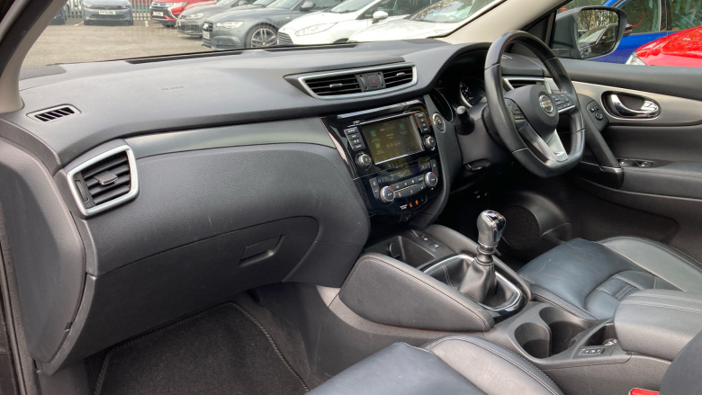 Nissan Qashqai 1.3 DiG-T N-Motion 5dr Petrol Hatchback